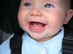 Что делать, когда у ребёнка режутся зубы? Как облегчить его боль