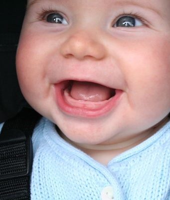 Что делать, когда у ребёнка режутся зубы? Как облегчить его боль