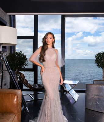 Красивое платье в стиле годе – наряд для раскованной и уверенной в себе