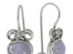 Серьги с лунным камнем: кому подходят?