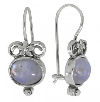 Серьги с лунным камнем: кому подходят?