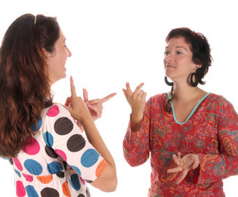 Нужно ли использовать детский язык жестов и как он влияет на развитие речи?