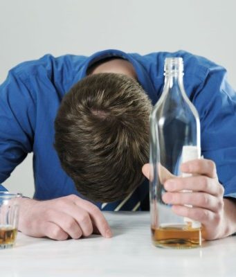 Как проходит реабилитационно-профилактическая помощь лицам, страдающим алкогольной зависимостью