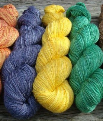 Тонкости выбора акриловой пряжи: шире, уже, длиннее