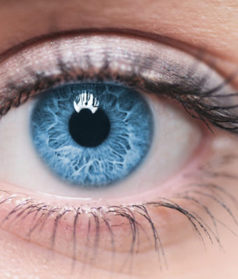 Голубые линзы: кто может носить и как их выбрать?