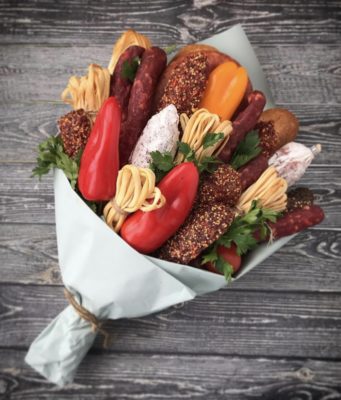 Мужской букет из колбасы: идеальный подарок мужчине