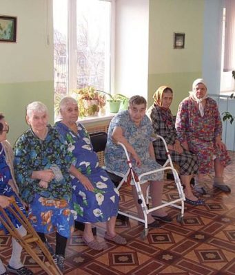 Особенности проживания в домах престарелых: перечень оказываемых услуг