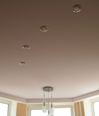 Как рассчитывается стоимость на натяжные потолки?