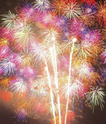 Салют: яркое красочное представление в небе