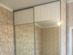 Преимущества встроенного шкафа-купе в нишу