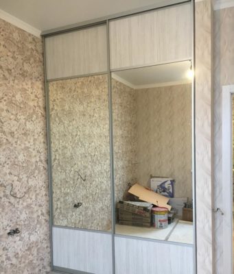 Преимущества встроенного шкафа-купе в нишу