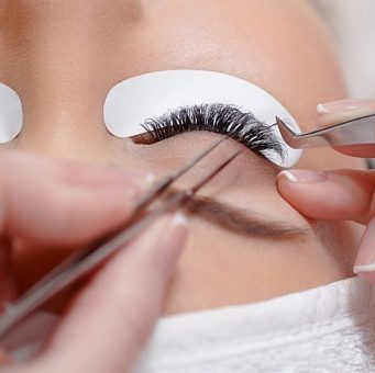 Где лучше нарастить ресницы в Новомосковске?