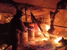 Открытое горение на складе по производству пластика в Омске ликвидировано