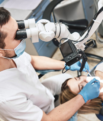 Преимущества лечения зубов под микроскопом