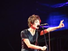 Уехавшая за границу Земфира* подала в суд на Минюст