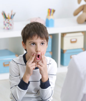 Как распознать заикание у ребенка младшего школьного возраста?