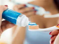 Стоматолог заявила об опасности отбеливающих зубных паст