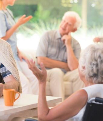 Путь к пониманию жизни в домах престарелых: Изменение восприятия, мифы и реальность