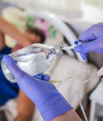 Капельница от запоя на дому: как работает, кому нужна и чего ожидать